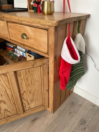 Cómoda antigua de madera con cajones y puertas