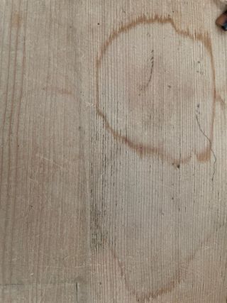 Cómoda antigua de madera con cajones y puertas