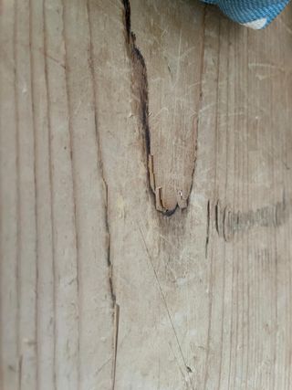 Cómoda antigua de madera con cajones y puertas