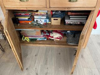 Cómoda antigua de madera con cajones y puertas