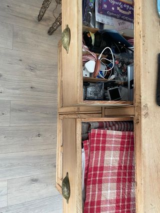Cómoda antigua de madera con cajones y puertas