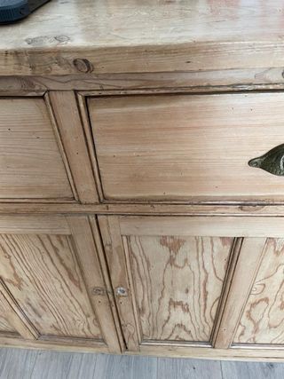 Cómoda antigua de madera con cajones y puertas