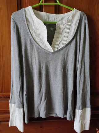 Camiseta Caroll gris con cuello y puños