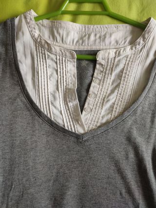 Camiseta Caroll gris con cuello y puños