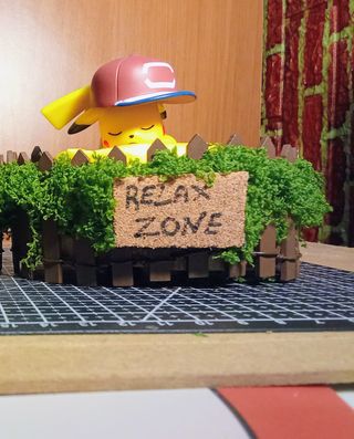 Diorama Pikachu Dormiente Giardino 15x15cm