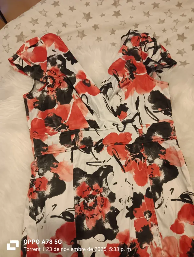 Vestido estampado floral con un llamativo estampad
