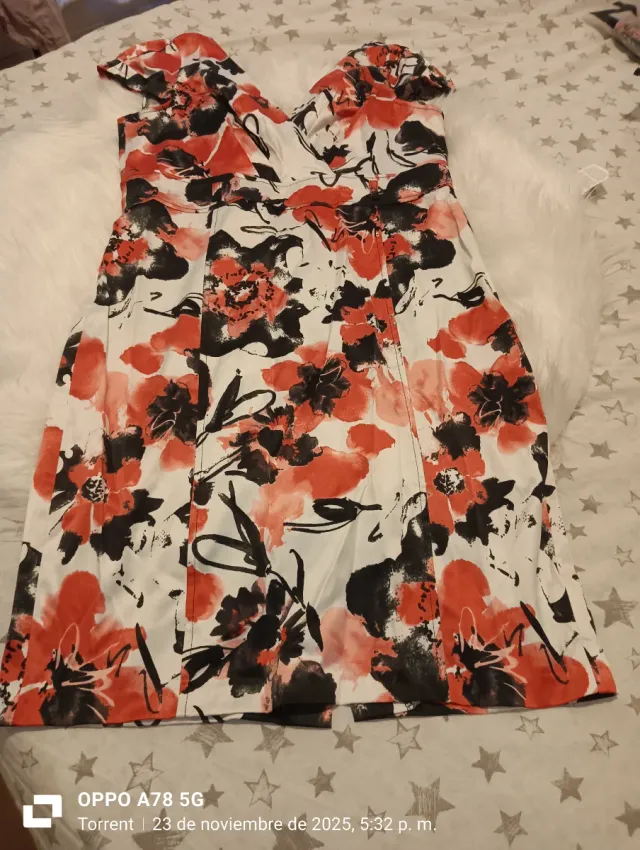 Vestido estampado floral con un llamativo estampad