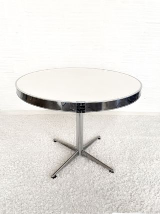 Tavolo Vegasa rotondo. Profilo metallizzato. Spagna. Anni '70