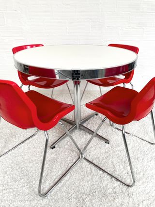 Tavolo Vegasa rotondo. Profilo metallizzato. Spagna. Anni '70