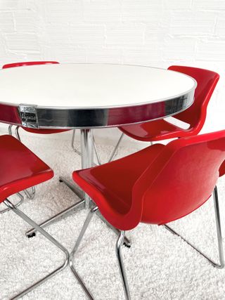 Tavolo Vegasa rotondo. Profilo metallizzato. Spagna. Anni '70