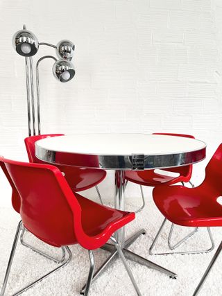 Tavolo Vegasa rotondo. Profilo metallizzato. Spagna. Anni '70