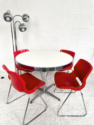 Tavolo Vegasa rotondo. Profilo metallizzato. Spagna. Anni '70