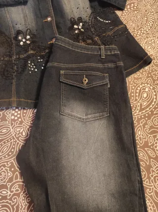 Traje  pantalón pirata y chaqueta es elástico.