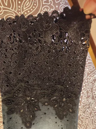 Traje  pantalón pirata y chaqueta es elástico.