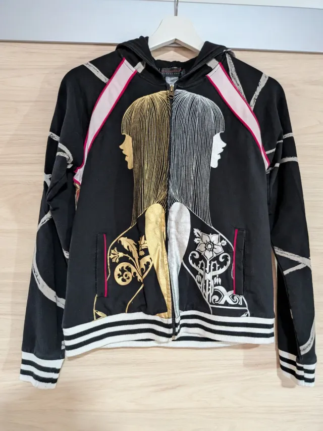 Chaqueta con diseño de caras doradas y plateadas