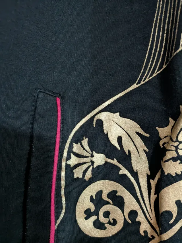 Chaqueta con diseño de caras doradas y plateadas