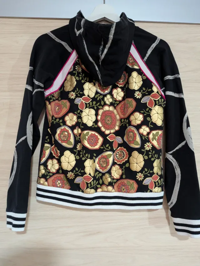 Chaqueta con diseño de caras doradas y plateadas