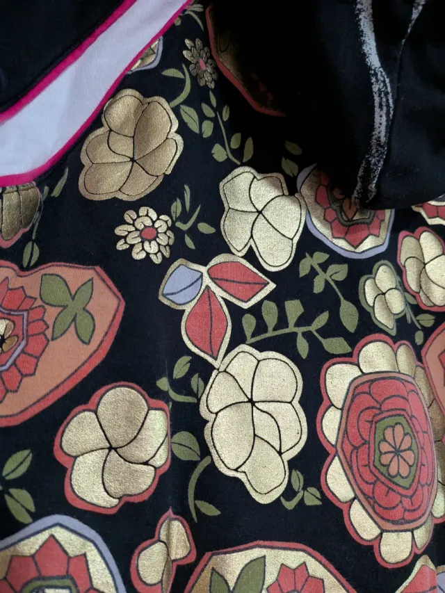 Chaqueta con diseño de caras doradas y plateadas