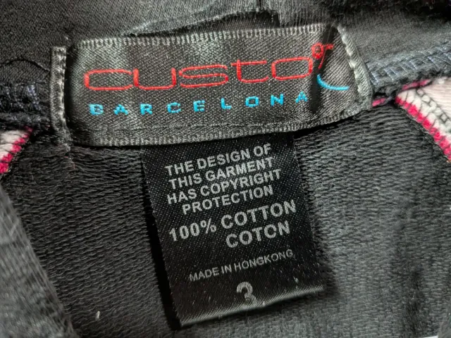 Chaqueta con diseño de caras doradas y plateadas