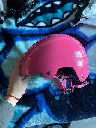 kit de protecciones y casco para patines en línea.