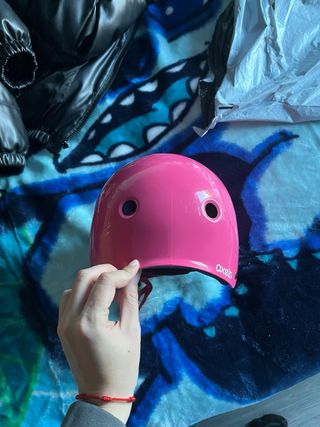 kit de protecciones y casco para patines en línea.