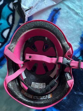 kit de protecciones y casco para patines en línea.