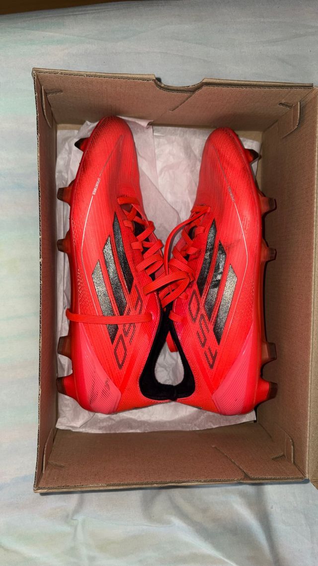 Botas de fútbol Adidas rojas y negras f50