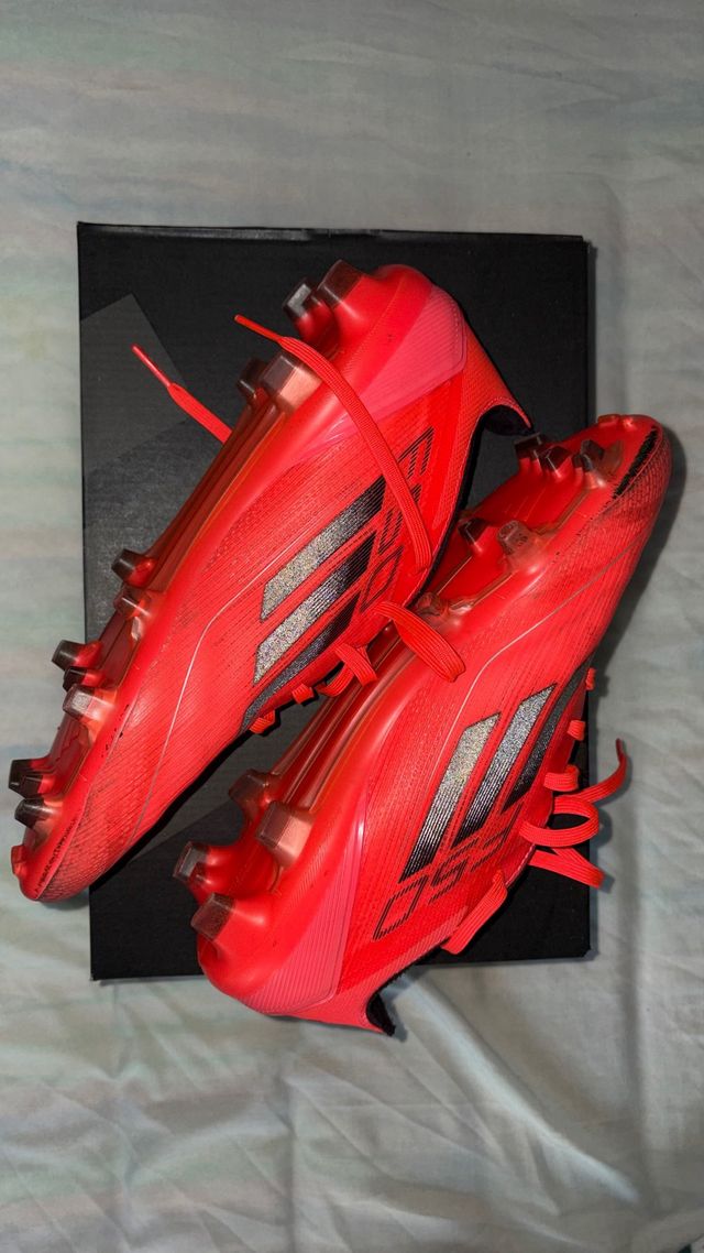 Botas de fútbol Adidas rojas y negras f50