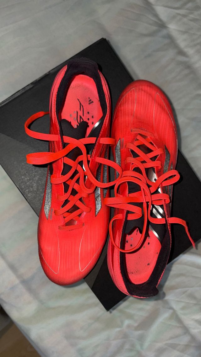 Botas de fútbol Adidas rojas y negras f50