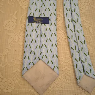 Cravatta uomo azzurra fantasia righe verdi.