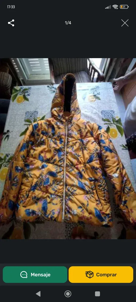 Chaquetón estampado tropical, es una 11-12 años.