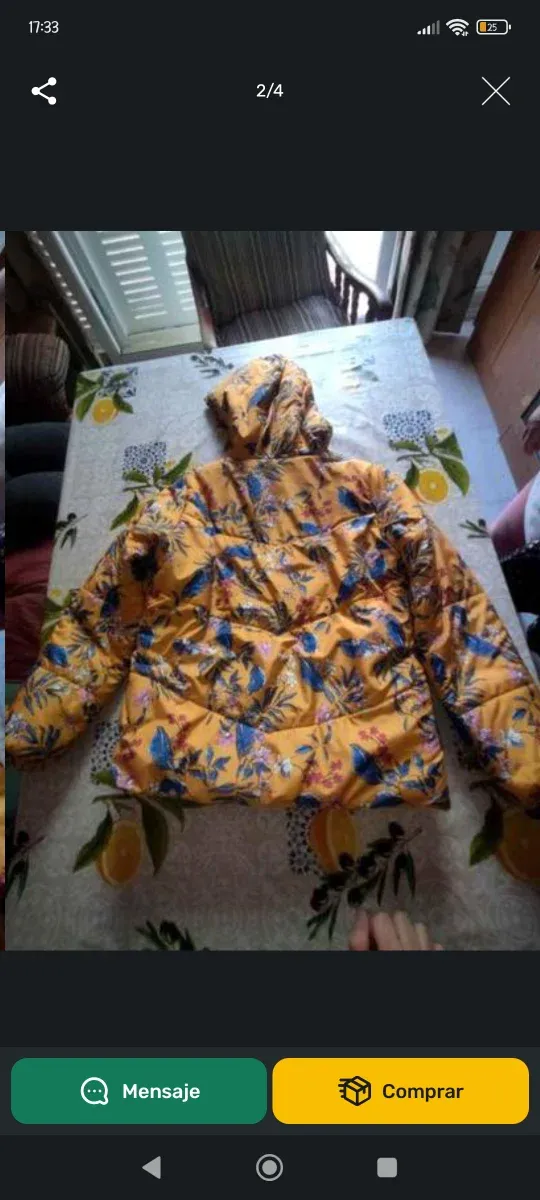 Chaquetón estampado tropical, es una 11-12 años.