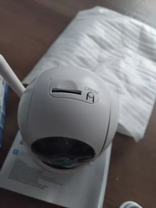 Cámara de seguridad blanca