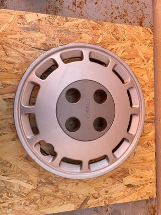 Tapacubo Nissan Bluebird