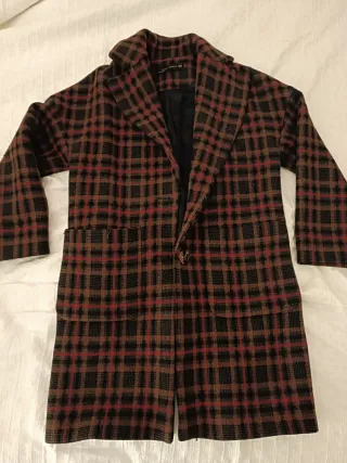 Abrigo Zara cuadros marrón y rojo