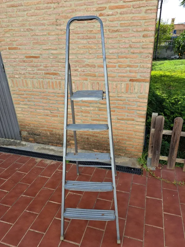 Escalera doméstica 5 peldaños