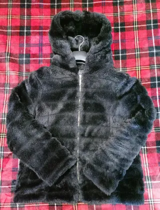 Pellicciotto nero con cappuccio donna