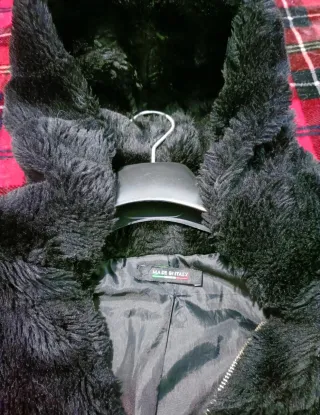 Pellicciotto nero con cappuccio donna