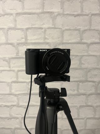 Sony ZV-E10 + Trípode + Batería Enchufable