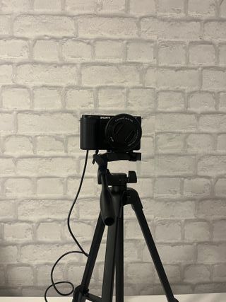 Sony ZV-E10 + Trípode + Batería Enchufable