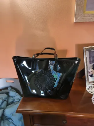 Bolso Negro Desigual con Diseño Floral