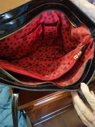 Bolso Negro Desigual con Diseño Floral