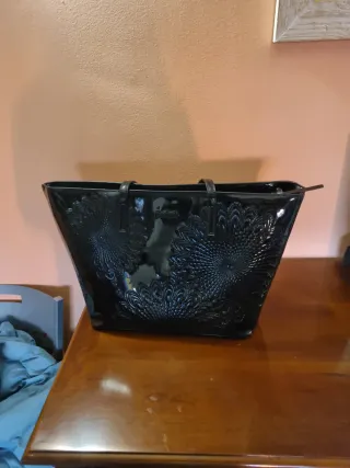 Bolso Negro Desigual con Diseño Floral