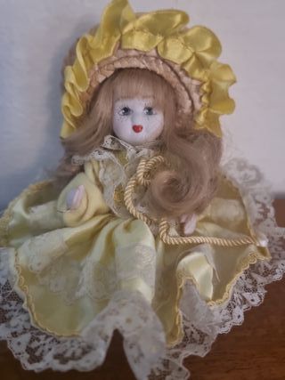 Bambola Porcellana con Abito Giallo