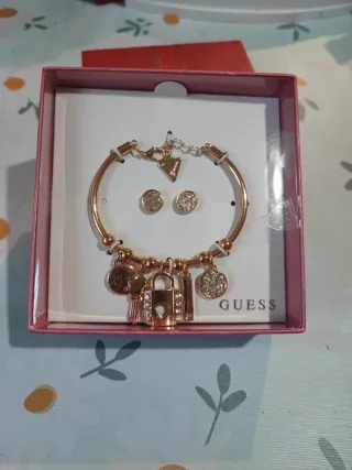 Set GUESS Pulsera Charms y Pendientes Dorado