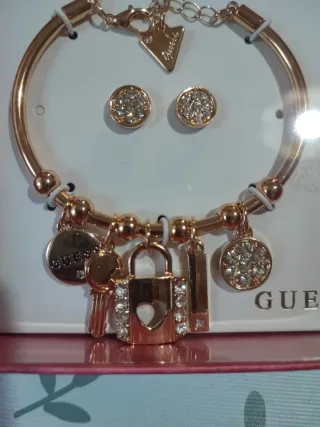 Set GUESS Pulsera Charms y Pendientes Dorado