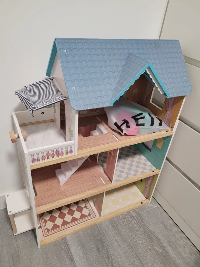 Casa de muñecas de madera