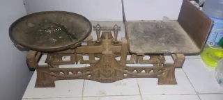 Báscula antigua de 15 kg con pesas