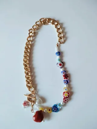 Collar cadena dorada y cuentas flores