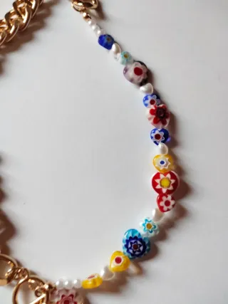 Collar cadena dorada y cuentas flores